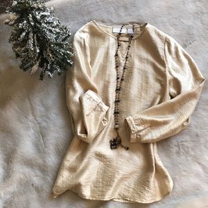 LAST CHANCE Chico’s Gold Top with Clasp 😍